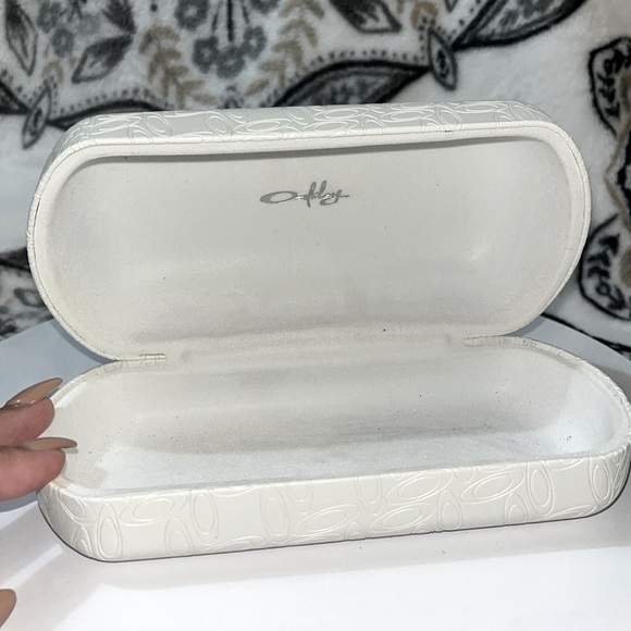 Oakley Other - Oakley Logo "Signature O" Hard shell Men’s Sunglasses Case, White